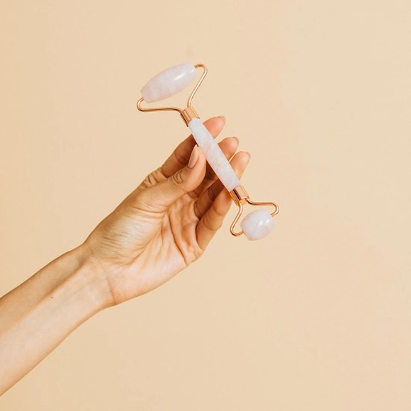 NIB Grace & Stella This Rose Ain’t Thorny Rose Quartz Facial Roller/Massager - Picture 4 of 12